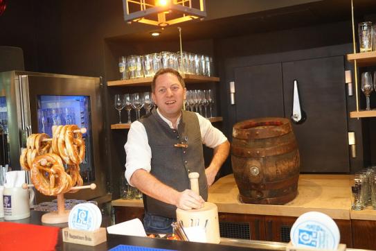 Die Halbe zum Kampfpreis: So will ein neuer Stehausschank am Viktualienmarkt in München punkten